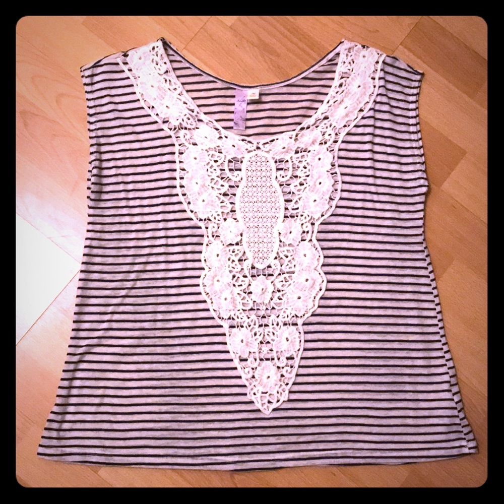 Striped sleeveless lace top